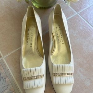Caligarius for Arthur Beren Anita Beige & Gold Kitten Heels Size 7 1/2 B new